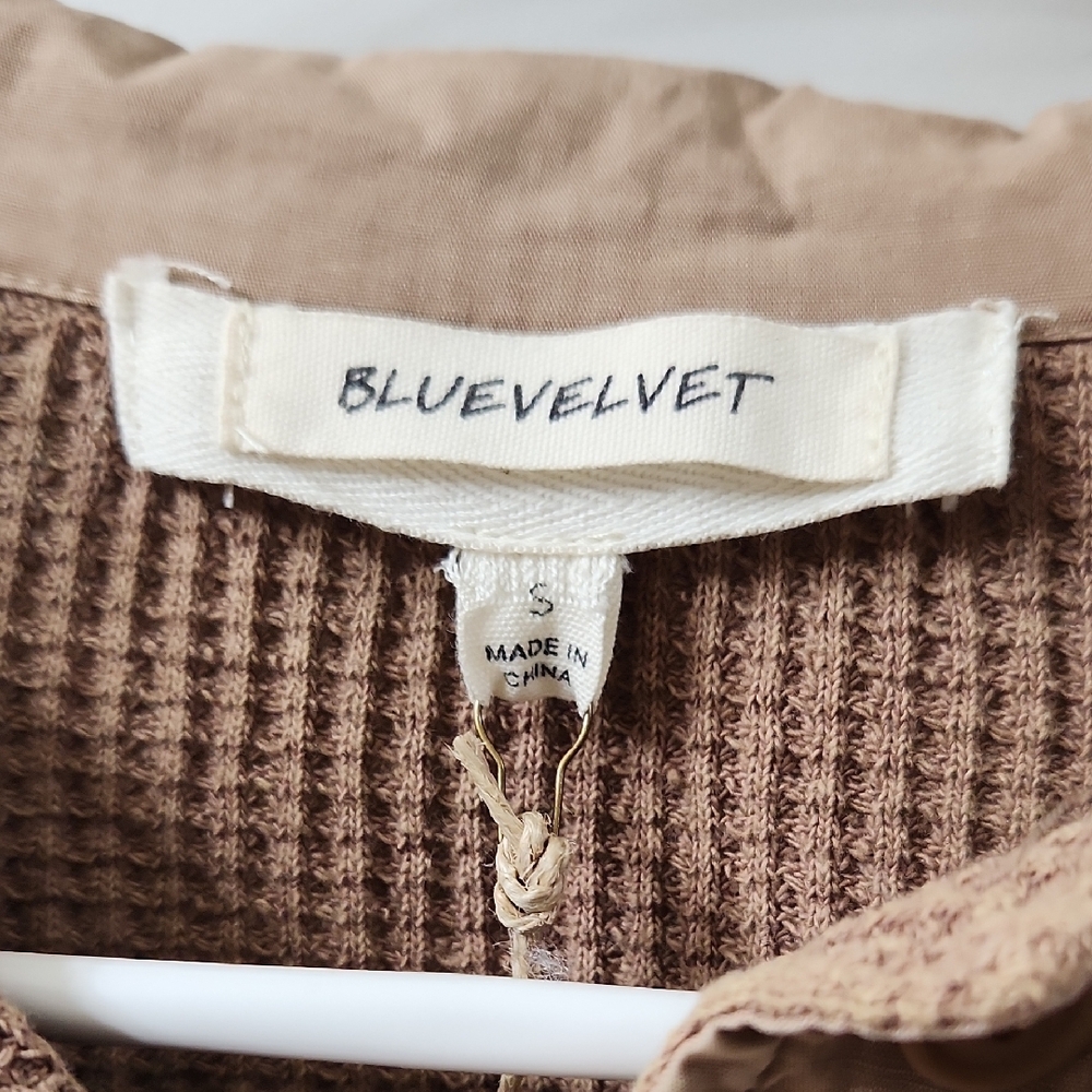 NWT Blue Velvet Tan Cropped Button-Up Top - S - Picture 4 of 6